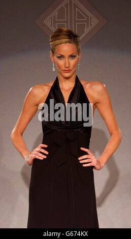 Model Lisa Butcher trägt ein Design von Ian Garlant für Hardy Aimes' Frühjahr/Sommer 2003 Couture Kollektion bei Hardy Amies in der Londoner Saville Row. Stockfoto