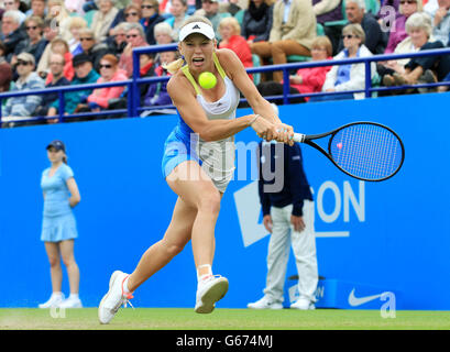 Die dänische Caroline Wozniacki auf ihrem Weg zum Sieg über Russlands Jekaterina Makarova während der AEGON International im Devonshire Park in Eastbourne in Aktion. Stockfoto