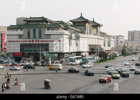 Peking, China - 18. Oktober 2015: Hongqiao Markt in Peking. Hongqiao Pearl Markt ist ein Markt mit beiden Chinesen beliebt Stockfoto