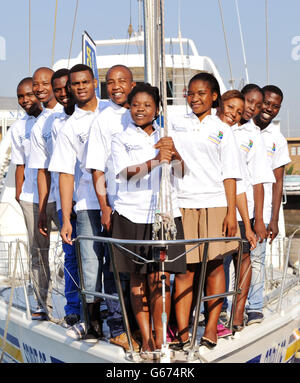 Junge Südafrikaner werden bei einem Fotocall im Point Yacht Club in Durban, Südafrika, an den Etappen des Clipper Round the World Yacht Race teilnehmen. Stockfoto