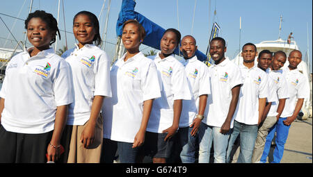 Junge Südafrikaner werden bei einem Fotocall im Point Yacht Club in Durban, Südafrika, an den Etappen des Clipper Round the World Yacht Race teilnehmen. Stockfoto