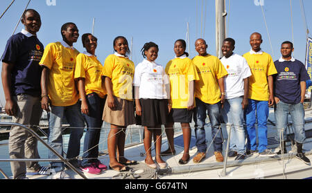 Junge Südafrikaner werden bei einem Fotocall im Point Yacht Club in Durban, Südafrika, an den Etappen des Clipper Round the World Yacht Race teilnehmen. Stockfoto