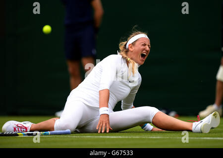 Die weißrussische Victoria Azarenka rutscht während ihres Spiels gegen die Portugiesen Maria Joao Koehler während des ersten Tages der Wimbledon Championships beim All England Lawn Tennis und Croquet Club in Wimbledon aus. Stockfoto