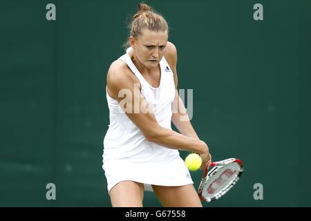 Die britische Samantha Murray in Aktion in ihrem Spiel gegen die italienische Camila Giorgi am ersten Tag der Wimbledon Championships beim All England Lawn Tennis und Croquet Club in Wimbledon. Stockfoto