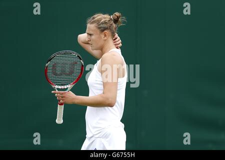 Die britische Samantha Murray reagiert in ihrem Spiel gegen die italienische Camila Giorgi am ersten Tag der Wimbledon Championships beim All England Lawn Tennis und Croquet Club in Wimbledon. Stockfoto