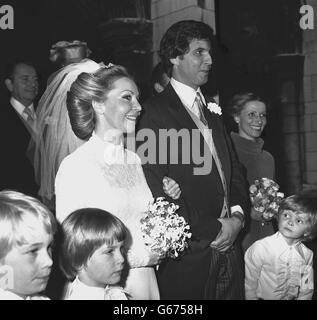 Nach ihrer Hochzeit verlassen die Tory-Abgeordnete Jonathan Aitken, 36, und seine Braut Lolicia Azucki, 29, aus der Schweiz die St. Margaret's Church, Westminster, London. Stockfoto