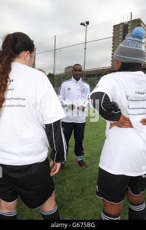 Die StreetGames Fußball Pools Fives Botschafterin trainiert die jungen Frauen Im Westway Leisure Centre Stockfoto