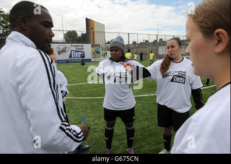 Die StreetGames Fußball Pools Fives Botschafterin trainiert die jungen Frauen Im Westway Leisure Centre Stockfoto