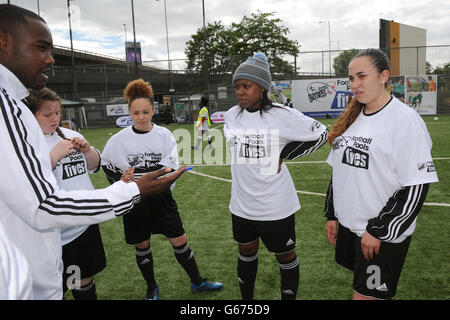 Die StreetGames Fußball Pools Fives Botschafterin trainiert die jungen Frauen Im Westway Leisure Centre Stockfoto