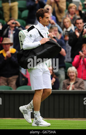 Der Großbritanniens Andy Murray kommt zu seinem Spiel gegen den deutschen Benjamin Becker während des ersten Tages der Wimbledon Championships im All England Lawn Tennis und Croquet Club, Wimbledon. Stockfoto