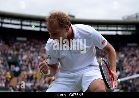 Der Belgier Steve Darcis feiert den Sieg eines Punkts, als er am ersten Tag der Wimbledon-Meisterschaften beim All England Lawn Tennis and Croquet Club in Wimbledon für das Spiel gegen den Spanier Rafael Nadal dient. Stockfoto