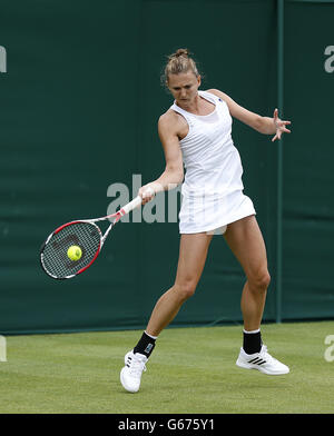 Die britische Samantha Murray in Aktion in ihrem Spiel gegen die italienische Camila Giorgi am ersten Tag der Wimbledon Championships beim All England Lawn Tennis und Croquet Club in Wimbledon. Stockfoto