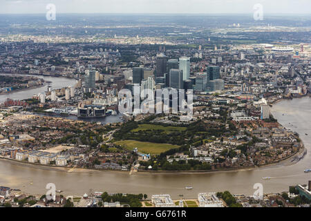 Eine Luftaufnahme der Docklands und Canary Wharf in East London, einschließlich des Olympiastadions (oben rechts). Stockfoto