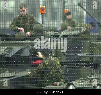 Britische Truppen am Flughafen Heathrow bereiten sich darauf vor, den Dienst am Standort zu beginnen. In Heathrow war erneut eine starke militärische Präsenz zu sehen, als die massive Polizeioperation zur Bewachung des Flughafens und zur Beruhigung besorgter Passagiere in die zweiten 24 Stunden eintrat. * die Berichte über einen möglichen Terroranschlag auf ein niedrig fliegendes Flugzeug kamen vielen Reisenden klar in den Sinn, wobei die Anwesenheit von Truppen das Hauptthema der Gespräche in den Cafés des Flughafens und das Thema auf den Lippen derer war, die auf Mobiltelefonen sprachen. Stockfoto