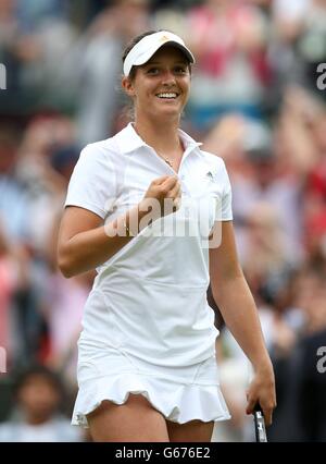 Die britische Laura Robson feiert den Sieg der russischen Maria Kirilenko am zweiten Tag der Wimbledon Championships im All England Lawn Tennis und Croquet Club in Wimbledon. Stockfoto