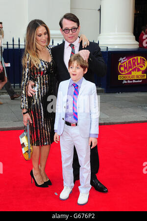 Sarah Jessica Parker, Matthew Broderick und ihr Sohn James Broderick kommen zur Eröffnungsnacht von Charlie and the Chocolate Factory im Theatre Royal, Drury Lane, London. Stockfoto