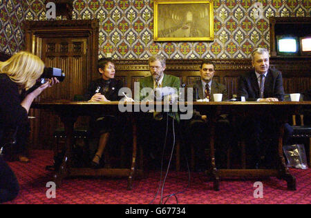 Der Labour-Abgeordnete für Islington North Jeremy Corbyn (2. Links) leitet eine Pressekonferenz für die Koalition „Don't Attack Iraq“ mit Carol Naughton (links), Azzam Tamini von der Muslimischen Vereinigung Großbritanniens (2. Rechts) und dem Vorsitzenden der Stop the war Coalition, Andrew Murray (rechts), Im Unterhaus in London. Die Organisatoren des antikriegsmarsches, der am kommenden Samstag in Zentral-London stattfinden wird, erwarten von über einer halben Million Menschen, dass sie die Regierung auffordern, sich nicht an einem von den USA geführten Angriff auf den Irak zu beteiligen. Stockfoto