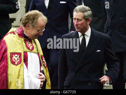 Der Prinz von Wales wird vom Dekan der Southwark Cathedral begrüßt, als er in der Southwark Cathedral in London ankommt, um an die auf Bali am 12. Oktober 2002 verlorenen Leben zu erinnern. * mindestens 180 Menschen starben und bei den Blasten, die vor genau vier Monaten den beliebten Sari Club und Paddy's Bar im indonesischen Inselresort Kuta durchrissen haben, wurden Punktzahlen verletzt. Stockfoto