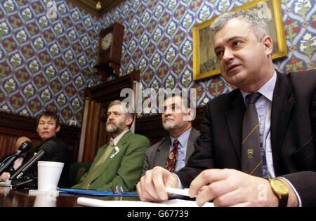 Der Labour-Abgeordnete für Islington North Jeremy Corbyn (2. Links) leitet eine Pressekonferenz für die Koalition „Don't Attack Iraq“ mit Carol Naughton (links), Azzam Tamini von der Muslimischen Vereinigung Großbritanniens (2. Rechts) und dem Vorsitzenden der Stop the war Coalition, Andrew Murray (rechts), Im Unterhaus in London. Die Organisatoren des antikriegsmarsches, der am kommenden Samstag in Zentral-London stattfinden wird, erwarten von über einer halben Million Menschen, dass sie die Regierung auffordern, sich nicht an einem von den USA geführten Angriff auf den Irak zu beteiligen. Stockfoto