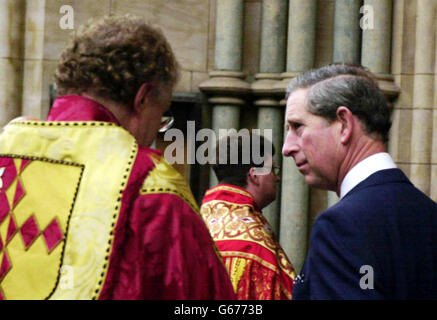 Der Prinz von Wales wird vom Dekan der Southwark Cathedral begrüßt, als er in der Southwark Cathedral in London ankommt, um an die auf Bali am 12. Oktober 2002 verlorenen Leben zu erinnern. * mindestens 180 Menschen starben und bei den Blasten, die vor genau vier Monaten den beliebten Sari Club und Paddy's Bar im indonesischen Inselresort Kuta durchrissen haben, wurden Punktzahlen verletzt. Stockfoto