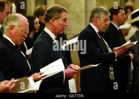 Der australische Premierminister John Howard (L), der britische Prinz von Wales (2L), Außenminister Jack Straw (2R) und Innenminister David Blunkett (R) nehmen an einem Gedenkdienst für die Opfer der Bombenangriffe auf Bali in der Southwark Cathedral Teil. * bei den Blasten, die vor genau vier Monaten den beliebten Sari Club und Paddy's Bar im indonesischen Inselresort Kuta durchrissen haben, starben mindestens 180 Menschen und es wurden zahlreiche Verletzte erlitten. Stockfoto