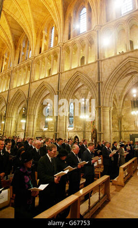 Der australische Premierminister John Howard (4L) und der britische Prinz von Wales nehmen an einem Gedenkdienst für die Opfer der Bombenanschläge auf Bali in der Southwark Cathedral, London, Teil. *..mindestens 180 Menschen starben bei den Blasten, die vor genau vier Monaten den beliebten Sari Club und Paddy's Bar im indonesischen Inselresort Kuta durchrissen haben, und es wurden zahlreiche Verletzte erlitten. Stockfoto