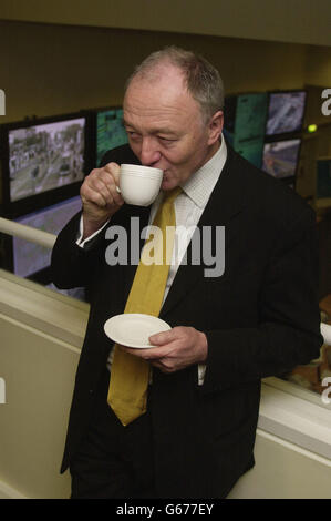 Der Bürgermeister von London, Ken Livingstone, trinkt aus einer Tasse, während er am ersten Morgen des Stauentgelts für London vor einer Bank von Fernsehbildschirmen steht, auf denen Livebilder des Londoner Straßennetzes angezeigt werden. * Er besuchte das London Traffic Control Center (LTCC), das zum ersten Mal Verkehrskenner von Transport for London und der Metropolitan Police zusammenbringt. Autofahrer, die zwischen 0700 und 1830 Uhr montags bis freitags eine 8-Meilen-Zone der Hauptstadt nutzen, müssen eine Gebühr von 5 bezahlen. Ihre Zahlungen werden anhand von digitalisierten Bildern überwacht, die von einer Reihe von ungefähr aufgezeichnet wurden Stockfoto