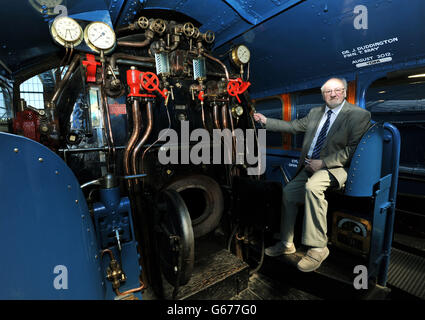 Ron Birch, ein ehemaliger Feuerwehrmann und Fahrer auf dem Mallard, der während eines Besuchs im National Railway Museum, York, in der Kabine der Lokomotive sitzt. 07/06/13 Stockfoto