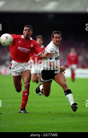 Fußball - Barclays League Division One - Nottingham Forest / Tottenham Hotspur. Des Walker von Nottingham Forest (l) hält Gary Lineker von Tottenham Hotspur (r) Stockfoto