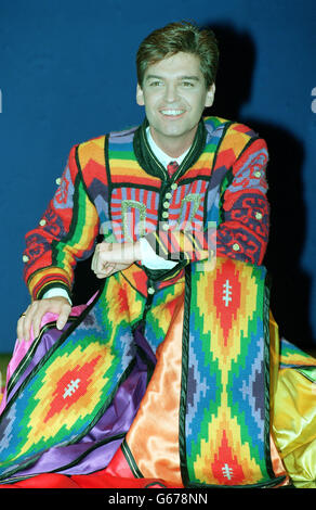 Phillip Schofield mit seinem Technicolor Dreamcoat. Phillip übernimmt die Hauptrolle von Jason Donovan in „Joseph and the Amazing Technicolor Dreamcoat“ für sechs Wochen im Palladium in London. Stockfoto