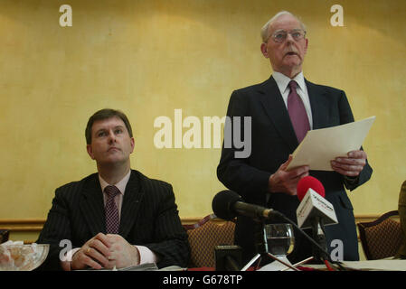 Der ehemalige Führer der Ulster Unionist Lord Molyneaux (rechts) und der Abgeordnete des Lagan Valley, Jeffrey Donaldson, sprechen bei einer Versammlung im Stormont Hotel, Belfast. Den versammelten Gewerkschaftern in Nordirland wurde gesagt, dass sie über die nächsten Wahlen hinausschauen und sich auf einen gemeinsamen Ansatz einigen müssten. Bei der Einführung von sechs Stormont-Prinzipien für die unionistische Einheit sagte Herr Donaldson, dass Gewerkschafter aller Herkunft dumm wären, die Forderung nach einer gemeinsamen Strategie zu ignorieren. Stockfoto