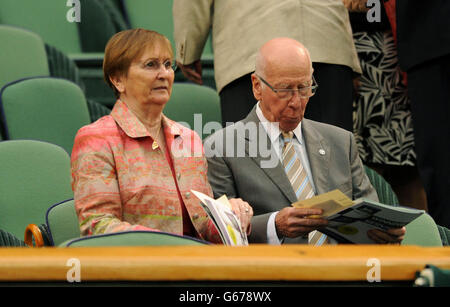 Sir Bobby und Lady Norma Charlton in der Royal Box auf dem Center Court am fünften Tag der Wimbledon Championships im All England Lawn Tennis and Croquet Club, Wimbledon. Stockfoto