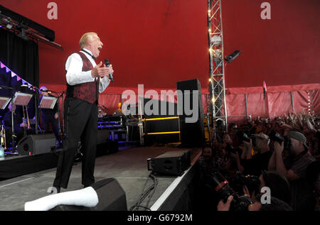 Sir Bruce Forsyth tritt auf der Avalon Bühne beim Glastonbury 2013 Festival of Contemporary Performing Arts in Worthy Farm, Somerset, auf. Stockfoto