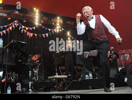 Sir Bruce Forsyth tritt auf der Avalon Bühne beim Glastonbury 2013 Festival in Worthy Farm, Somerset, auf. Stockfoto