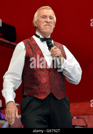 Sir Bruce Forsyth tritt auf der Avalon Bühne beim Glastonbury 2013 Festival of Contemporary Performing Arts in Worthy Farm, Somerset, auf. Stockfoto