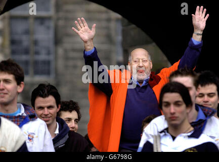 Sir Clement Freud feiert seine Ernennung zum neuen Rektor der St Andrews University am Quad in St Andrews, bevor er von Studenten auf einem Karren durch die Straßen gezogen wird. Stockfoto