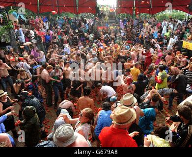 Festivalbesucher nehmen am letzten Aufführungstag des Glastonbury 2013 Festival of Contemporary Performing Arts in Pilton Farm, Somerset, an einem Tomatenkampf Teil. Stockfoto