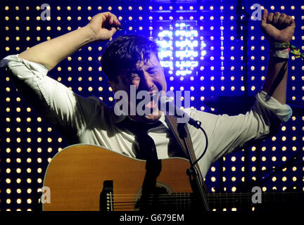 Marcus Mumford, von Mumford & Sons, tritt auf der Pyramid Stage beim Glastonbury 2013 Festival in Worthy Farm, Somerset, auf. Stockfoto