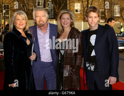 Sir Richard Branson mit seiner Frau Joan, seiner Tochter Holly und seinem Sohn Sam, der für die Brit Awards 2003 bei Earls Court 2 in London eintrifft. Stockfoto