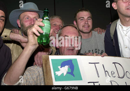 David Haplin (Mitte), 62, aus Haytor, Devon toast seine und sein Team (von l-r) Phil Ireland, aus Devon, John Maughan, aus Cornwall, John Hingley, aus Devon, Stuart Lawley, aus Dorset und Palästinenser Yousef Zawahreh Ankunft zurück nach Großbritannien am Flughafen Heathrow außerhalb von London, Nach einer Hilfsmission für das palästinensische Volk in Israel. Herr Haplin hat 95,000 für die Charter eines Frachtschiffes eingesetzt, um von Torquay aus 53 Tonnen Hilfsgüter nach Israel zu befördern und erklärte, dass es gut ausgegeben sei. Die 3,000-Meilen-Reise dauerte drei Wochen, aber mit Hilfe von lokalen Kontakten Mr Haplin und seinem Team von fünf Freiwilligen Stockfoto