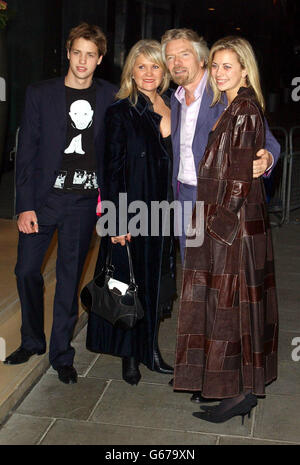 Sir Richard Branson kommt mit seiner Frau Joan, Tochter Holly und Sohn Sam zur britischen Aftershow-Party im Sanderson Hotel, London. Stockfoto