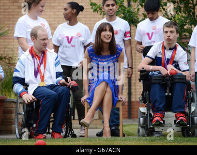 Die Frau des Premierministers Samantha Cameron spielt Boccia mit den Paralympischen Athleten David Smith (rechts) und Dan Bentley und anderen Freiwilligen in einem Pflegezentrum, das von der Wohltätigkeitsorganisation Vitalize in Chigwell in Essex betrieben wird. Stockfoto