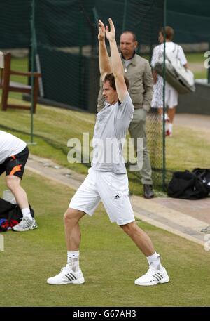 Der britische Meister Andy Murray dehnt sich während einer Trainingseinheit am achten Tag der Wimbledon Championships beim All England Lawn Tennis and Croquet Club in Wimbledon aus. Stockfoto