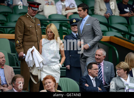 Tess Daly und Vernon Kay kommen während des achten Tages der Wimbledon Championships im All England Lawn Tennis and Croquet Club in Wimbledon in die Royal Box. Stockfoto