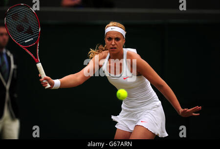 Die Deutsche Sabine Lisicki im Einsatz gegen die Estnische Kaia Kanepi am achten Tag der Wimbledon-Meisterschaften beim All England Lawn Tennis und Croquet Club in Wimbledon. Stockfoto