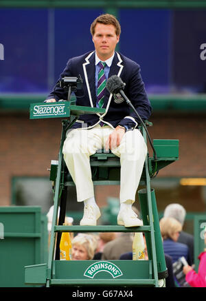 Schiedsrichter Christian Rask aus Dänemark amtiert am 8. Tag der Wimbledon Championships auf dem 15. Platz im All England Lawn Tennis and Croquet Club in Wimbledon. DRÜCKEN SIE VERBANDSFOTO. Bilddatum: Dienstag, 2. Juli 2013. Siehe PA Geschichte TENNIS Wimbledon. Bildnachweis sollte lauten: Adam Davy/PA Wire. EINSCHRÄNKUNGEN: Nur für redaktionelle Zwecke. Keine kommerzielle Nutzung. Keine Videoemulation. Keine Verwendung mit inoffiziellen Logos von Drittanbietern. Stockfoto