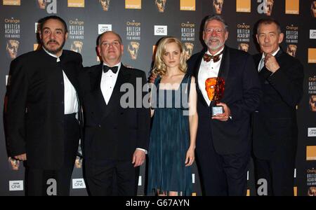 MENA Suvari mit Mitgliedern der Besetzung der Herr der Ringe: Die zwei Türme, die den Orange Film des Jahres bei den Orange British Academy Film Awards (BAFTA) im Odeon am Leicester Square in London gewann. Stockfoto