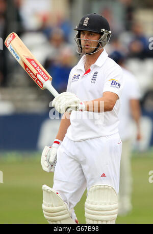 Der Engländer Jonathan Trott feiert sein halbes Jahrhundert am dritten Tag des Internationalen Aufwärmmatches am County Ground, Chelmsford. Stockfoto