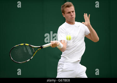 Der britische Luke Bambridge in Aktion gegen Chiles Christian Garin in den Boy's Single's am achten Tag der Wimbledon Championships beim All England Lawn Tennis und Croquet Club in Wimbledon. Stockfoto