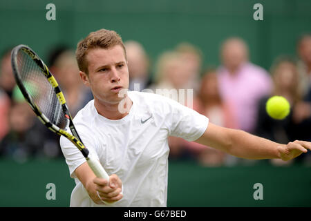 Der britische Luke Bambridge in Aktion gegen Chiles Christian Garin in den Boy's Single's am achten Tag der Wimbledon Championships beim All England Lawn Tennis und Croquet Club in Wimbledon. Stockfoto